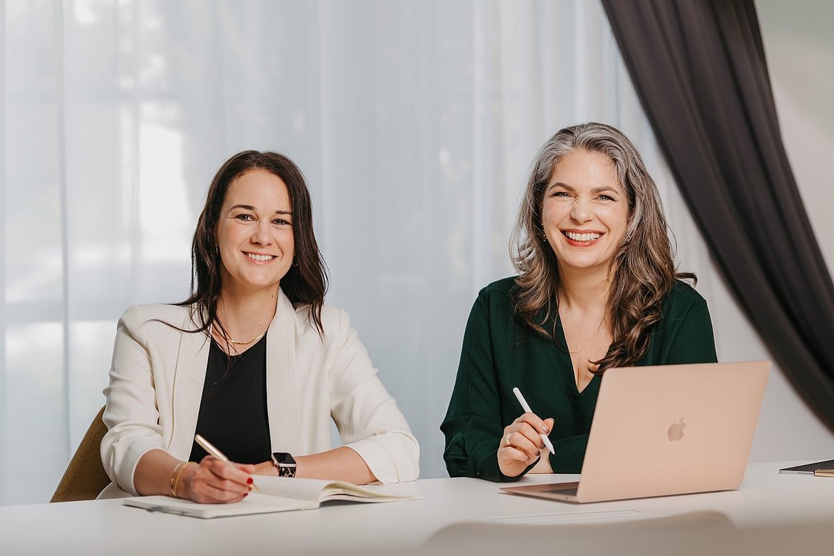 Julia Mischke, CFP®, im Gespräch am Beratungstisch