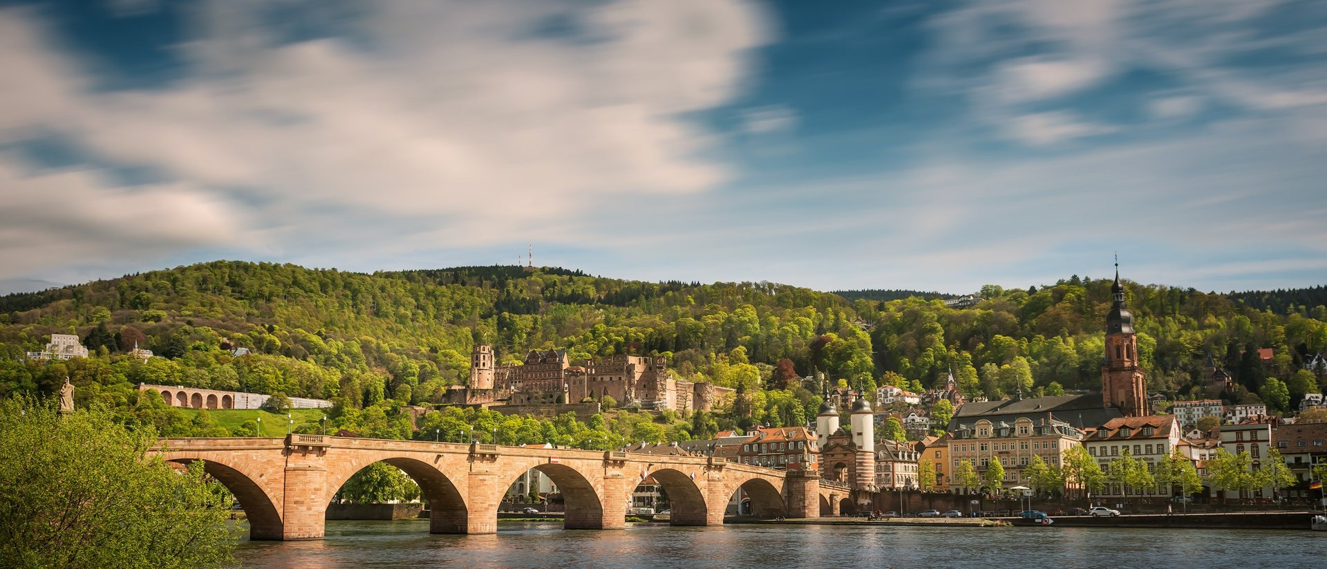 Heidelberg mit Alter Brücke, Schloss und Neckar bei Tageslicht